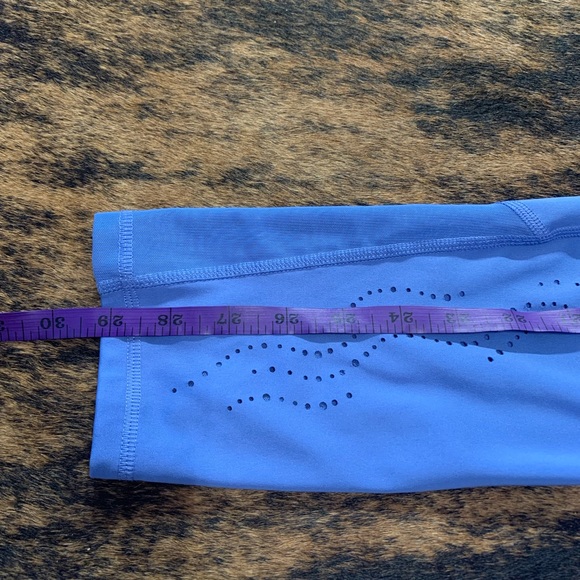 All in motion size X-Small periwinkle cropped leggings with laser cut dot design - Picture 6 of 12